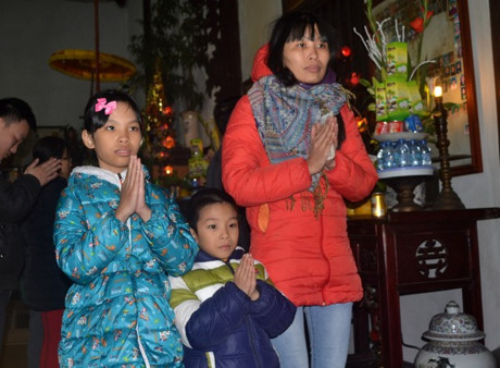 Hình ảnh đáng yêu các bé đi lễ Phật đầu xuân