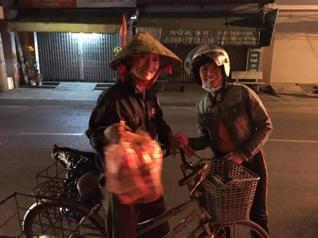 Quỹ Đạo Phật Ngày Nay: Di Lặc du xuân đến với người nghèo đêm giao thừa