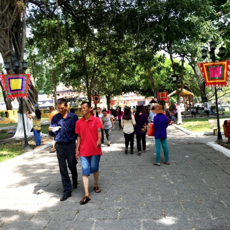 Người dân đi lễ chùa cầu an vào mùng 2 Tết