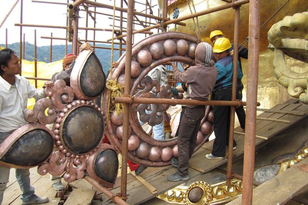 Một nhóm các nghệ nhân Nepal xây dựng bức tượng Bồ tát Liên Hoa Sinh ở Bhutan lớn nhất thế giới