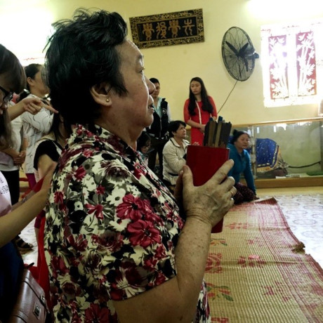 Người dân đi lễ chùa cầu an vào mùng 2 Tết