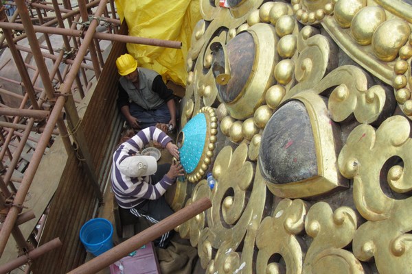 Một nhóm các nghệ nhân Nepal xây dựng bức tượng Bồ tát Liên Hoa Sinh ở Bhutan lớn nhất thế giới