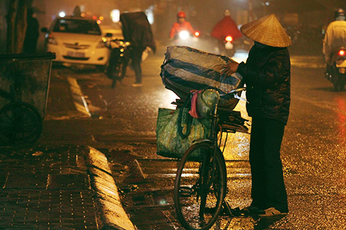 Mẹ đan sợi nắng đêm đông