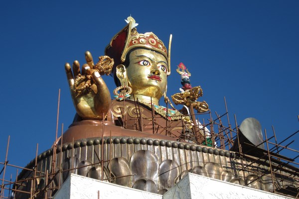 Một nhóm các nghệ nhân Nepal xây dựng bức tượng Bồ tát Liên Hoa Sinh ở Bhutan lớn nhất thế giới