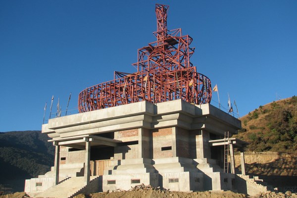 Một nhóm các nghệ nhân Nepal xây dựng bức tượng Bồ tát Liên Hoa Sinh ở Bhutan lớn nhất thế giới