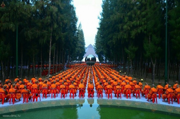 Thái Lan: Hình ảnh Tu viện Wat Phra Dhammakaya tổ chức cuộc Hành hương vì hòa bình