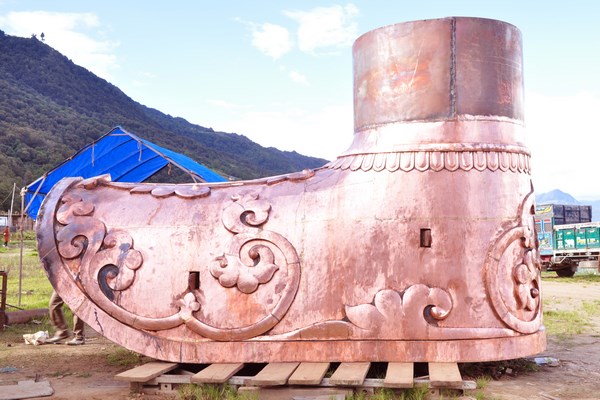 Một nhóm các nghệ nhân Nepal xây dựng bức tượng Bồ tát Liên Hoa Sinh ở Bhutan lớn nhất thế giới