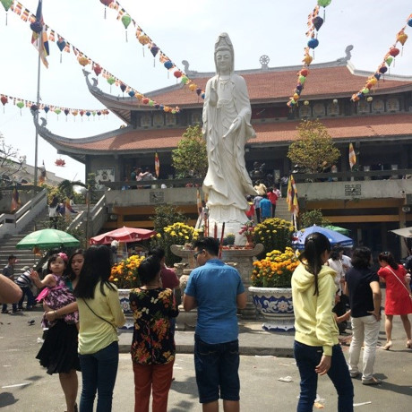 Người dân đi lễ chùa cầu an vào mùng 2 Tết