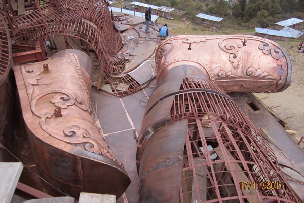 Một nhóm các nghệ nhân Nepal xây dựng bức tượng Bồ tát Liên Hoa Sinh ở Bhutan lớn nhất thế giới