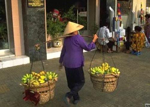 Mẹ đan sợi nắng đêm đông