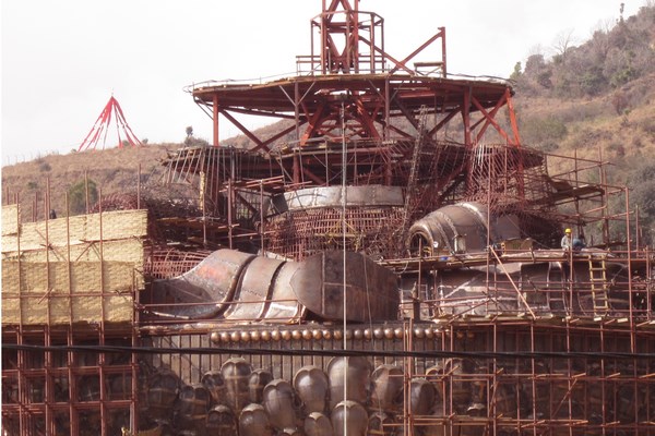 Một nhóm các nghệ nhân Nepal xây dựng bức tượng Bồ tát Liên Hoa Sinh ở Bhutan lớn nhất thế giới