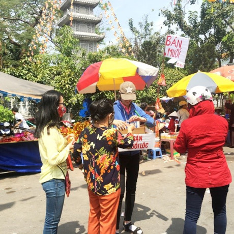 Người dân đi lễ chùa cầu an vào mùng 2 Tết