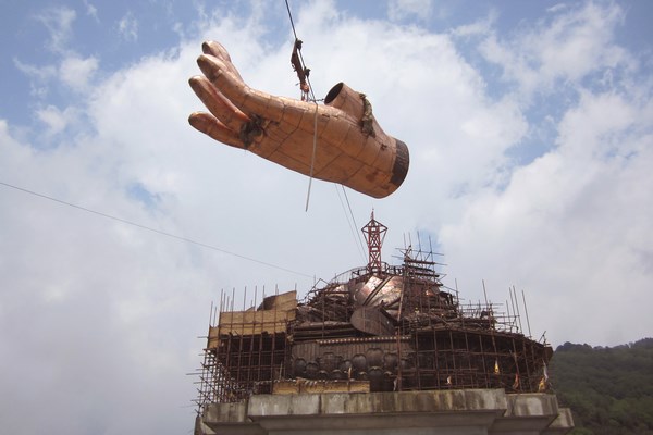 Một nhóm các nghệ nhân Nepal xây dựng bức tượng Bồ tát Liên Hoa Sinh ở Bhutan lớn nhất thế giới