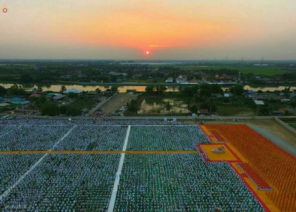 Thái Lan: Chùm ảnh lễ diễu hành, thắp nến nơi Tổ sư Phramongkolthepmuni đắc đạo