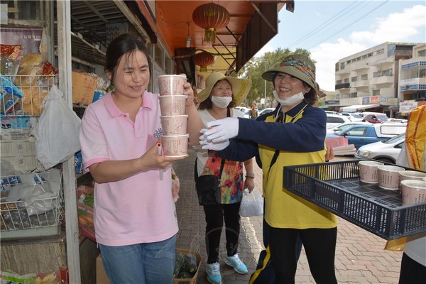Nam Phi: Nam Hoa Tự phân phối cháo Lạp Bát Cát tường cho dân nghèo