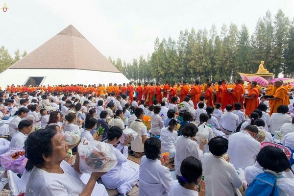 Thái Lan: Hình ảnh Tu viện Wat Phra Dhammakaya tổ chức cuộc Hành hương vì hòa bình