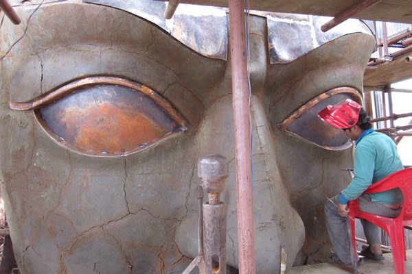 Một nhóm các nghệ nhân Nepal xây dựng bức tượng Bồ tát Liên Hoa Sinh ở Bhutan lớn nhất thế giới