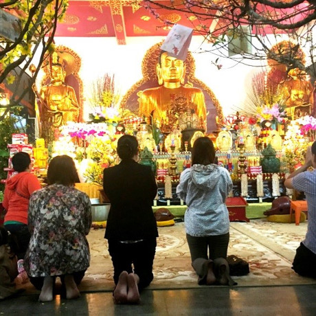 Người dân đi lễ chùa cầu an vào mùng 2 Tết