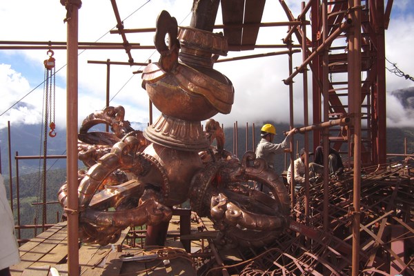 Một nhóm các nghệ nhân Nepal xây dựng bức tượng Bồ tát Liên Hoa Sinh ở Bhutan lớn nhất thế giới