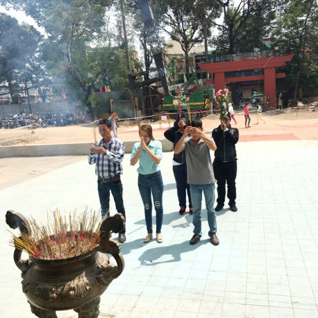 Người dân đi lễ chùa cầu an vào mùng 2 Tết