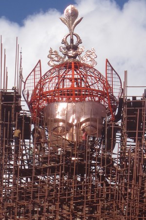 Một nhóm các nghệ nhân Nepal xây dựng bức tượng Bồ tát Liên Hoa Sinh ở Bhutan lớn nhất thế giới