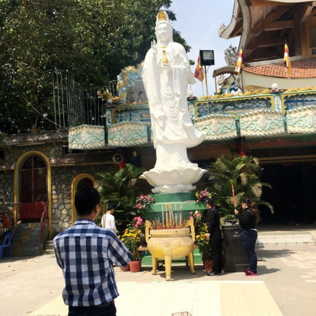 Người dân đi lễ chùa cầu an vào mùng 2 Tết