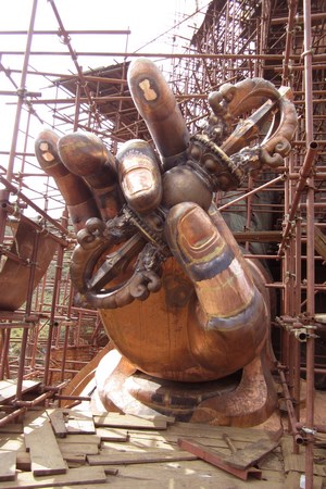 Một nhóm các nghệ nhân Nepal xây dựng bức tượng Bồ tát Liên Hoa Sinh ở Bhutan lớn nhất thế giới