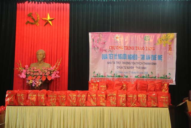 TT.Thích Thanh Định trao quà Tết tới người nghèo, bệnh nhân phong