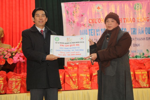 TT.Thích Thanh Định trao quà Tết tới người nghèo, bệnh nhân phong