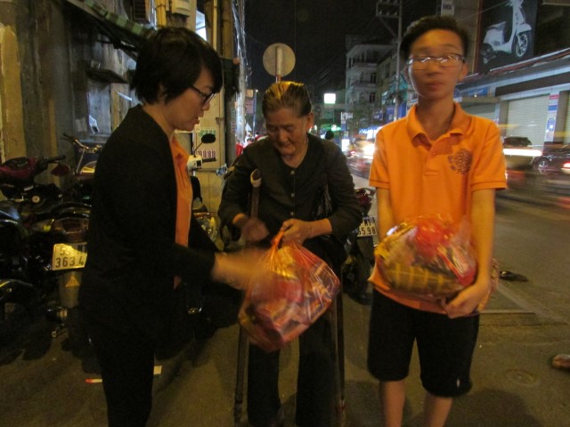 Quỹ Đạo Phật Ngày Nay: Di Lặc du xuân đến với người nghèo đêm giao thừa