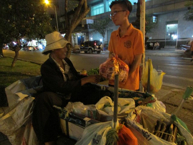 Quỹ Đạo Phật Ngày Nay: Di Lặc du xuân đến với người nghèo đêm giao thừa