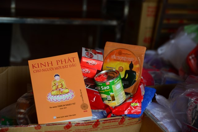 Quỹ Đạo Phật Ngày Nay: Tặng quà tết cho hộ nghèo tại chùa Giác Ngộ