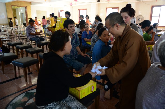 Quỹ Đạo Phật Ngày Nay: Tặng quà tết cho hộ nghèo tại chùa Giác Ngộ