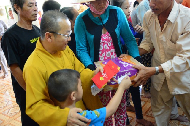 Quỹ Đạo Phật Ngày Nay: Trao tặng Quà Tết Yêu Thương  tại Gò Công (C66)