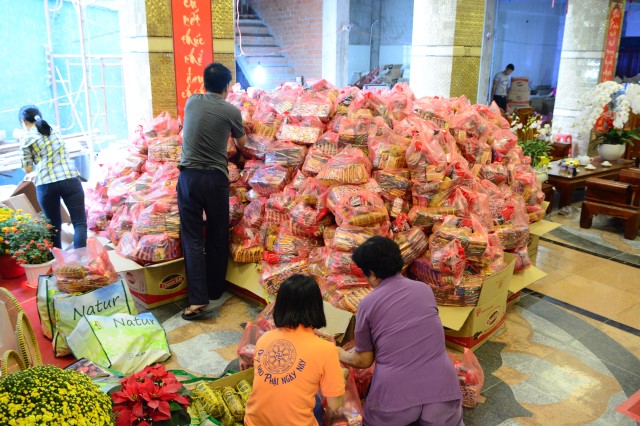 Quỹ Đạo Phật Ngày Nay: Di Lặc du xuân đến với người nghèo đêm giao thừa