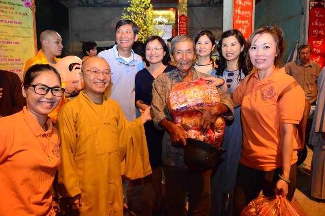 Quỹ Đạo Phật Ngày Nay: Di Lặc du xuân đến với người nghèo đêm giao thừa