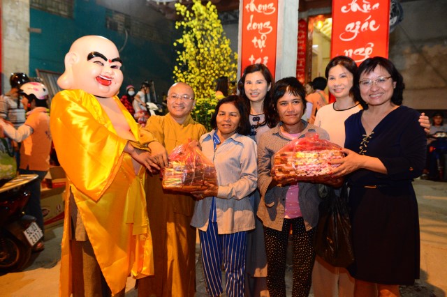 Quỹ Đạo Phật Ngày Nay: Di Lặc du xuân đến với người nghèo đêm giao thừa