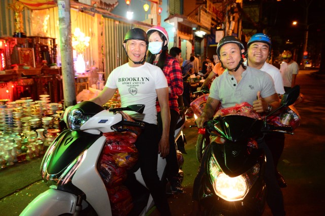 Quỹ Đạo Phật Ngày Nay: Di Lặc du xuân đến với người nghèo đêm giao thừa
