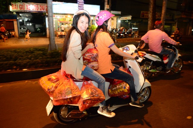 Quỹ Đạo Phật Ngày Nay: Di Lặc du xuân đến với người nghèo đêm giao thừa