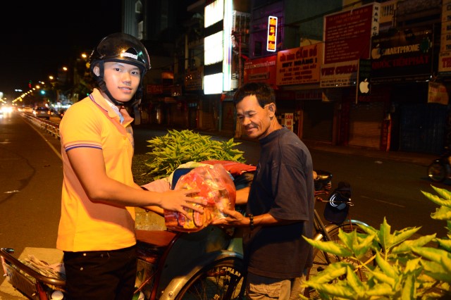 Quỹ Đạo Phật Ngày Nay: Di Lặc du xuân đến với người nghèo đêm giao thừa