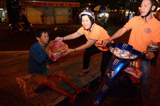 Quỹ Đạo Phật Ngày Nay: Di Lặc du xuân đến với người nghèo đêm giao thừa