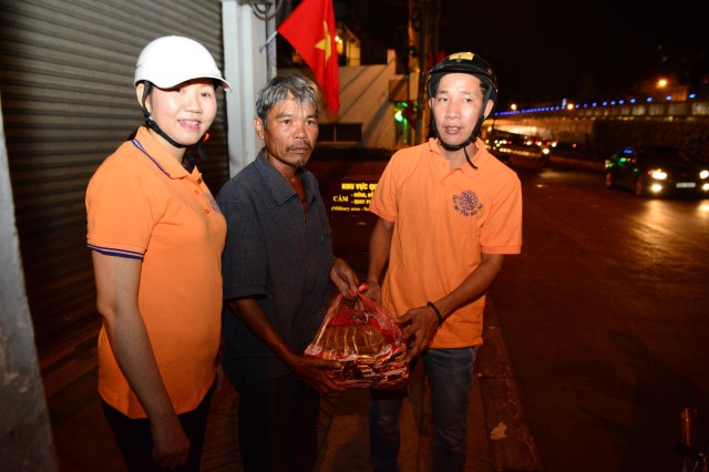 Quỹ Đạo Phật Ngày Nay: Di Lặc du xuân đến với người nghèo đêm giao thừa