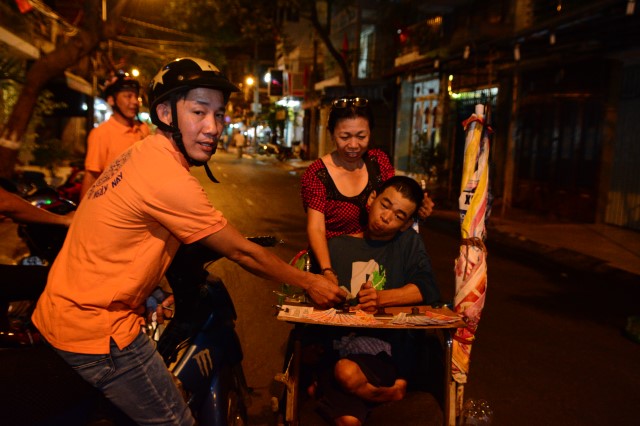 Quỹ Đạo Phật Ngày Nay: Di Lặc du xuân đến với người nghèo đêm giao thừa
