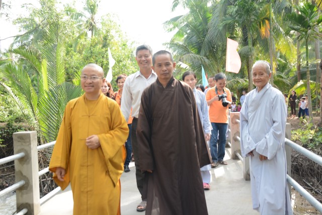 Quỹ Đạo Phật Ngày Nay: Khánh thành “Nhịp Cầu Yêu Thương 5” và trao tặng “Quà Tết Yêu Thương 2016” (C59)