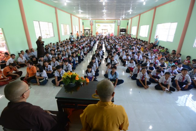 Quỹ Đạo Phật Ngày Nay: Khánh thành “Nhịp Cầu Yêu Thương 5” và trao tặng “Quà Tết Yêu Thương 2016” (C59)