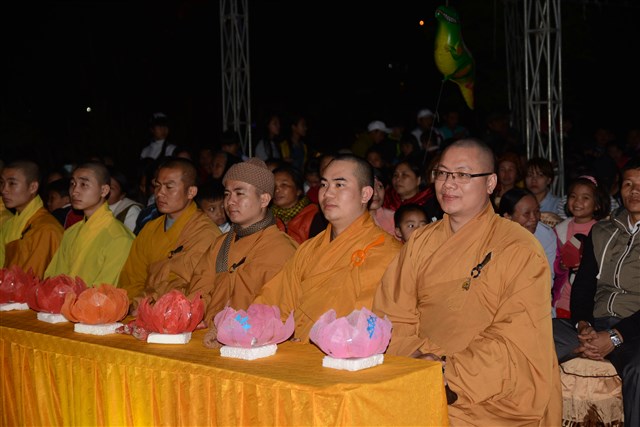 Thanh Hóa: Văn nghệ đêm hoa đăng vía Bồ Tát Quan Âm tại chùa Vĩnh Thái