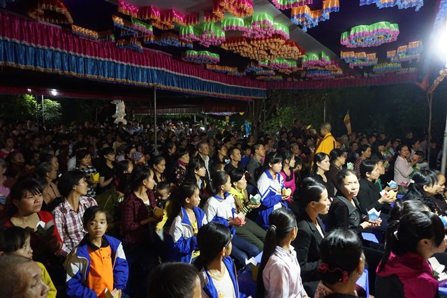Thanh Hóa: Chùa Báo Ân tổ chức đêm hoa đăng cầu nguyện hòa bình