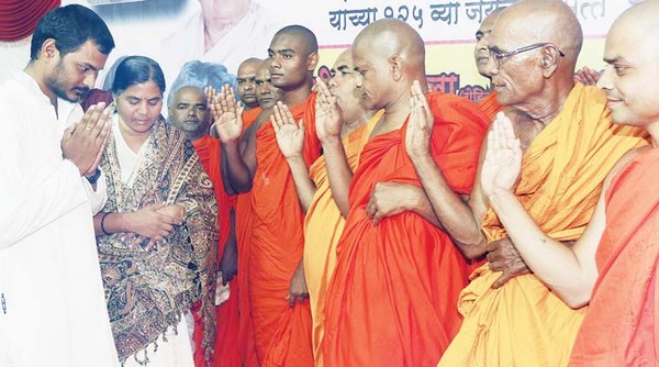 Gia đình của học giả nghiên cứu Rohith Vemula Quy Y Tam Bảo