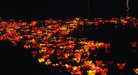 Hoa đăng đẹp lung linh trên sông Sài Gòn đêm Rằm tháng Tư