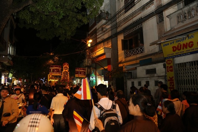 Hà Nội: Hàng ngàn phật tử Chùa Trấn Quốc hoan hỉ kính mừng Phật đản